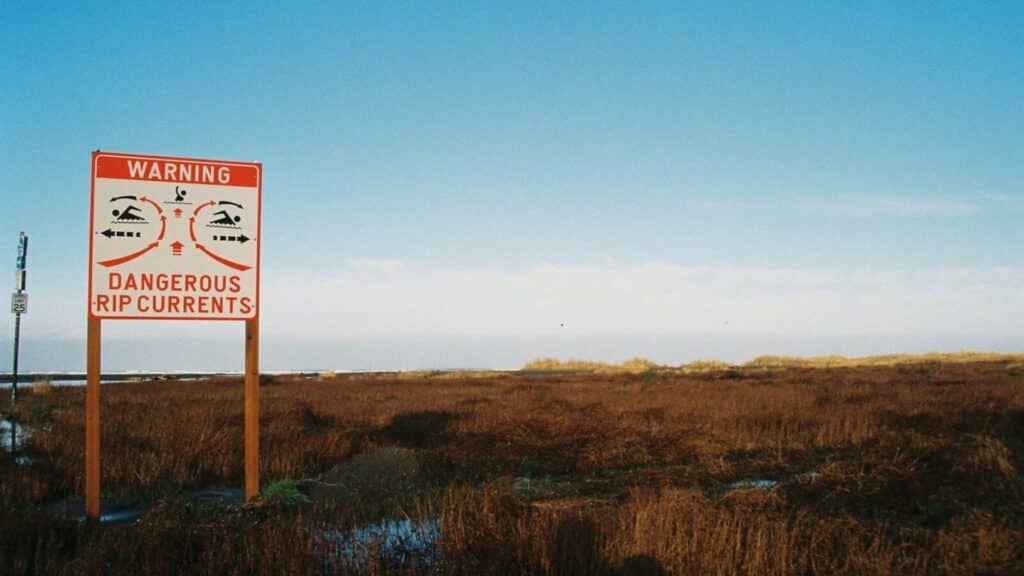 An image of a warning sign for rip currents