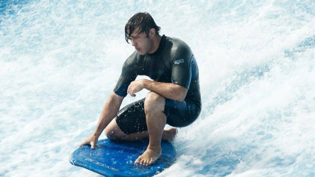 Ein Bild von einem Surfer in einem Shorty-Neoprenanzug